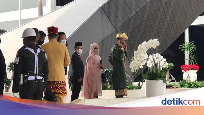 Jokowi Tiba di Sidang Tahunan MPR, Pakai Baju Adat Apa?