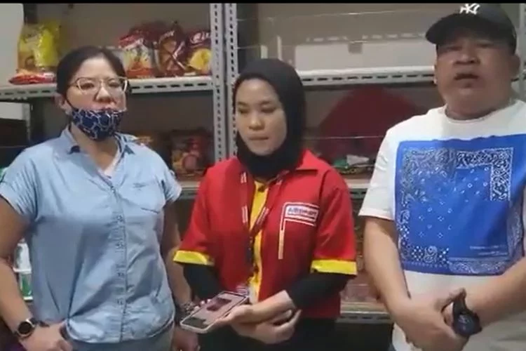 Ibu-ibu Pencuri Cokelat Ancam Balik Pegawai Alfamart, Netizen Justru Soroti Hal Ini: yang Nyuri Salah, tapi… - Pikiran-Rakyat.com