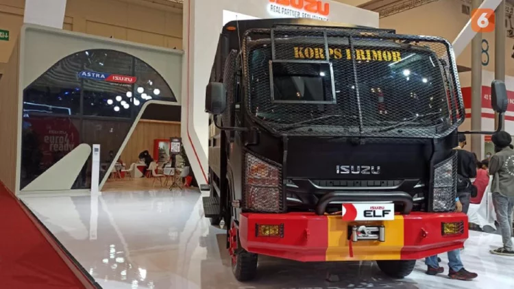 Ada Mobil Brimob di Booth Isuzu GIIAS 2022, Interiornya Bikin Penasaran