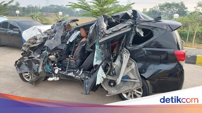 Ringsek Berat, Ini Penampakan Mobil yang Ditumpangi Ayah Emil Dardak