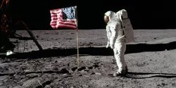 Peristiwa 25 Agustus: Meninggalnya Neil Armstrong, Orang Pertama Mendarat di Bulan