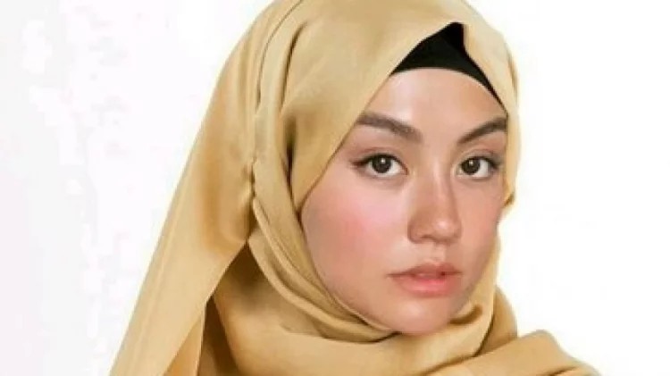 Heboh Kabar Agnes Mo Berjilbab dan Peluk Agama Islam, Netizen: Tak Seperti Artis Lain, Melepas Iman Demi Cinta!