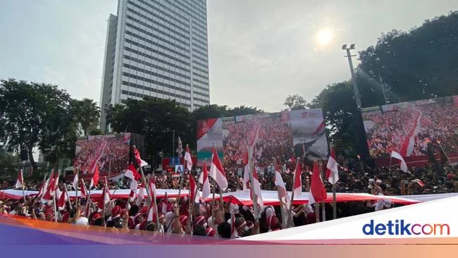 Sorak-sorai Warga Sambut Kedatangan Kirab Merah Putih di Bundaran HI