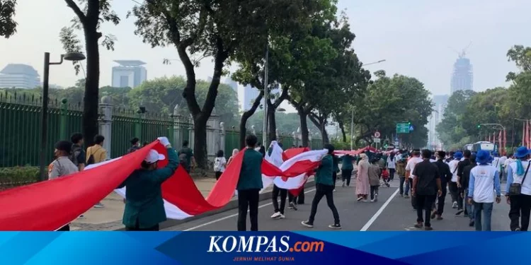 Jokowi, Kapolri, dan Habib Luthfi Lepas Kirab Merah Putih di Depan Istana Negara