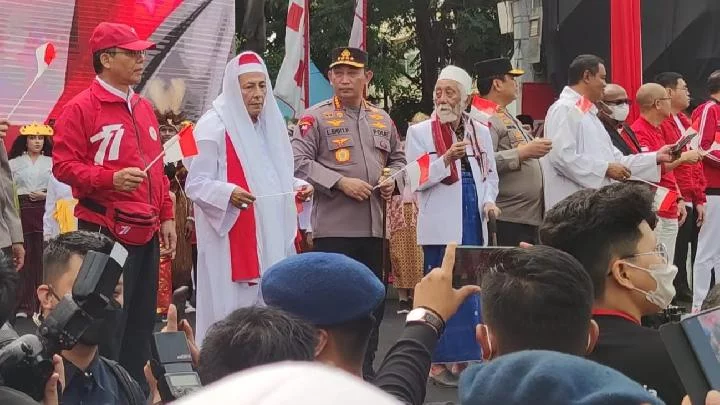Ribuan Warga Jakarta Antusias Saksikan Kirab Merah Putih yang Dilepas Jokowi Pagi Ini