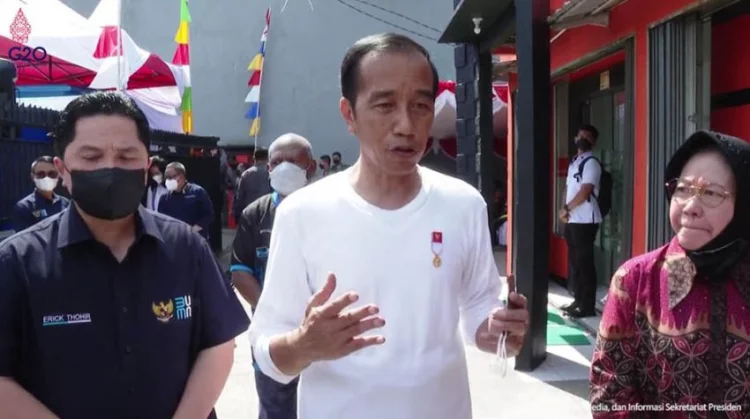 Jokowi Serahkan BLT BBM di Jayapura, Segini Besarannya