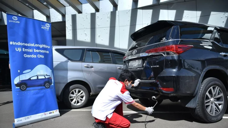 Ganti Oli Sesuai Rekomendasi Bisa Menolong agar Mobil Lolos Uji Emisi