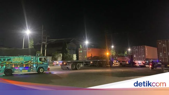 Antrean Truk Isi Solar di Surabaya hingga 1 Km, Sopir: Gak Susuk Gak Bayaran