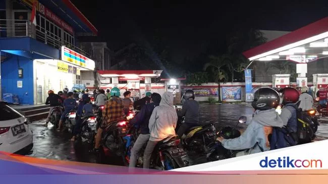 Kabar Harga Pertalite Mau Naik Makin Kencang, Antrean Pengendara Kian Panjang