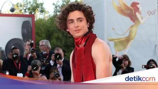 9 Gaya Timothee Chalamet Bikin Heboh di Red Carpet, Pakai Baju Ekspos Punggung