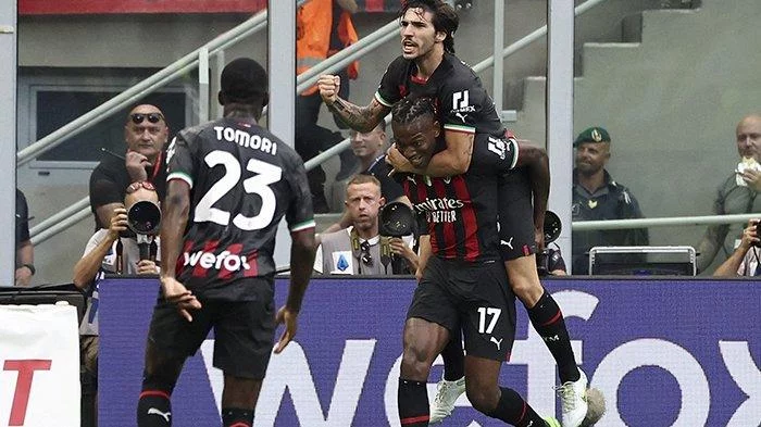 Fakta Menarik di Derby Milan Tadi Malam: AC Milan Comeback Atas Inter, Theo Pukul Kepala Calhanoglu - Tribun-bali.com