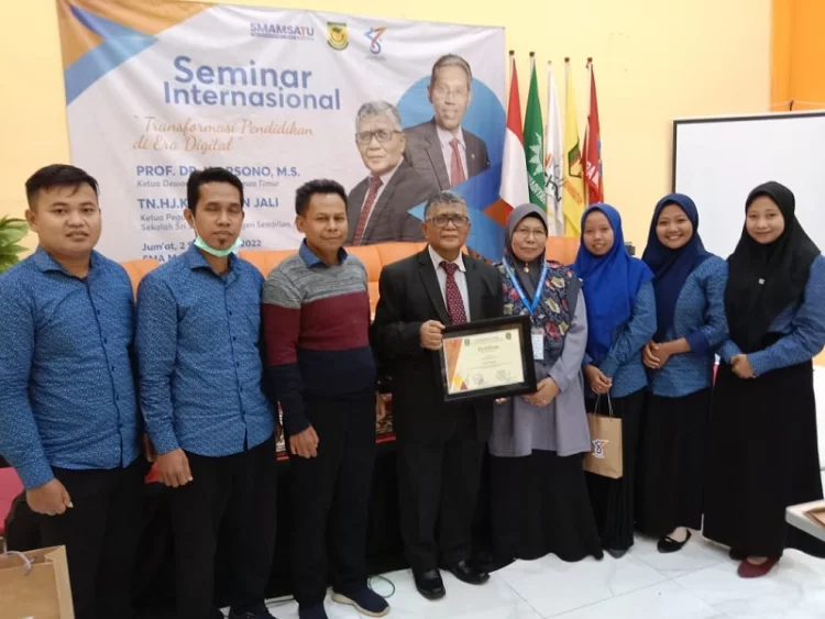 Guru Smamda Bawean Raih Reward Peserta Terjauh di Seminar Internasional | PWMU.CO