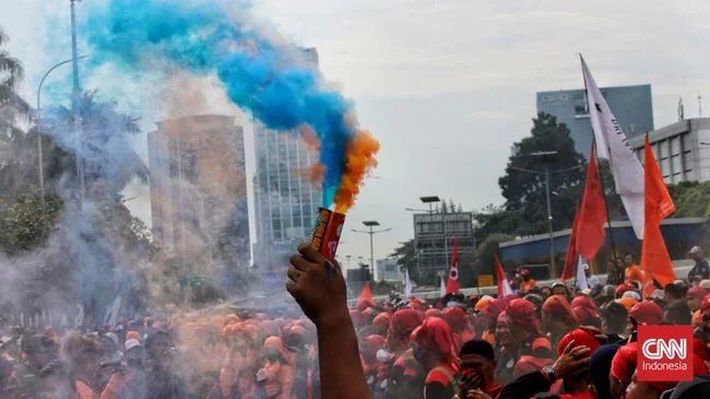 Buruh dan Mahasiswa Demo Tolak Kenaikan BBM di DPR Hari Ini