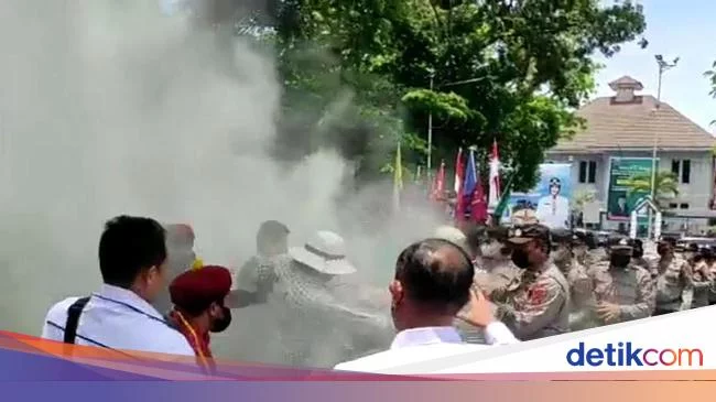 Demo BBM Naik di Sumut Ricuh, Mahasiswa Ditembak Gas Air Mata dari Dekat