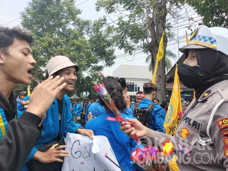 Tolak Kenaikan BBM di Jombang, Demonstran Enggan Terima Bunga dari Polisi