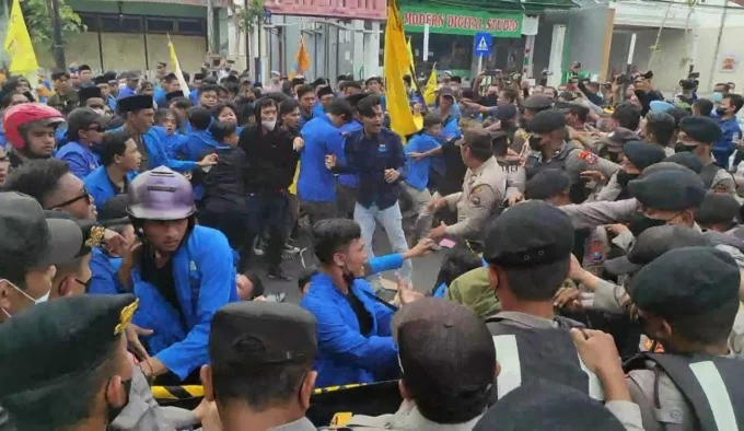 Saling Dorong Saat Demo Tolak kenaikan BBM, Satu Mahasiswa Diamankan Polisi