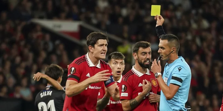 Laws of the Game 2022/2023: MU Dihukum Penalti untuk Insiden Lisandro Martinez, Wasit Blunder?