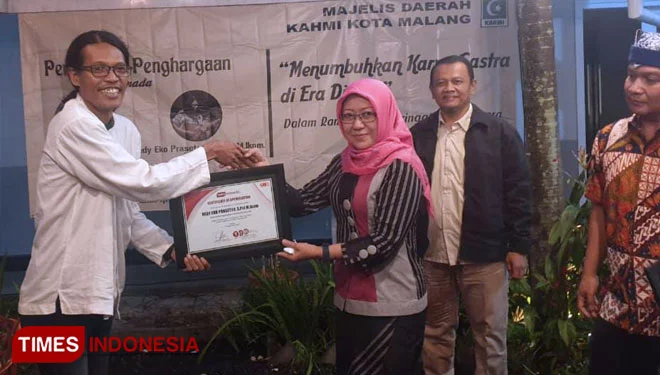 Hari Aksara Internasional, MD KAHMI Kota Malang - TIMES Indonesia Beri Penghargaan Yusri Fajar dan Redy