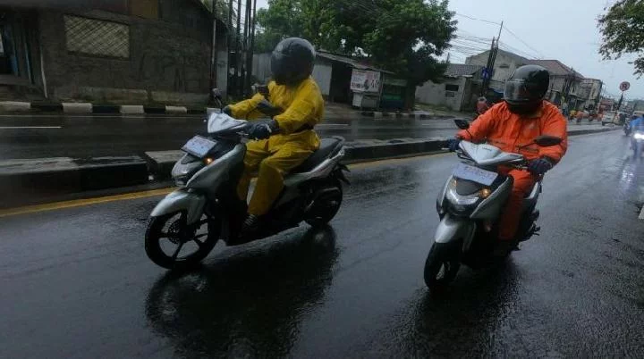 5 Tips Berkendara Sepeda Motor Saat Mendadak Hujan di Tengah jalan
