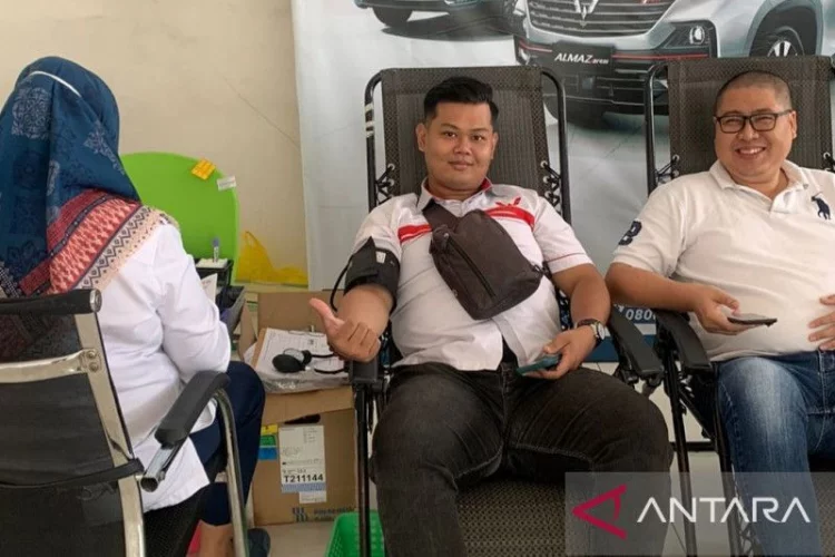 Pekerja industri otomotif di Palembang gelar donor darah massal