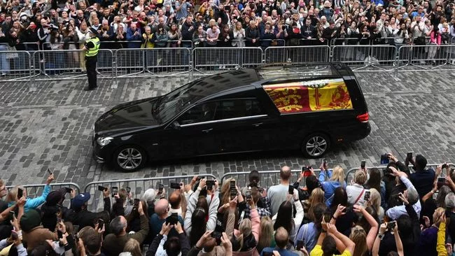 Jenazah Ratu Elizabeth Tiba di Edinburg Disambut Puluhan Ribu Warga
