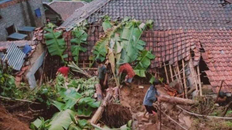 Peristiwa Longsor dan Angin Kencang Kepung Cianjur, Beberapa Rumah Rusak dan Warga Dievakuasi