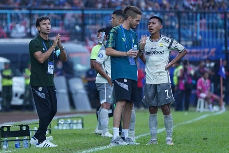 PLAN B DONE! Luis Milla Korbankan Anak Emas Robert Albert, Eks Pohang Steelers Jawab Persib Bandung