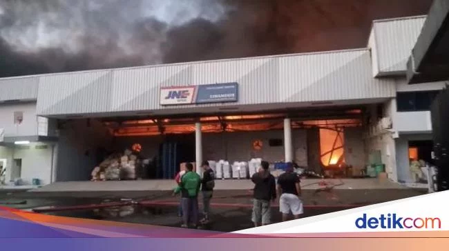 Kebakaran Gudang JNE Cimanggis Bikin 200.000 Produk EIGER Terbakar Habis