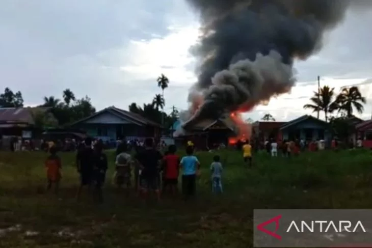 Dalam sehari dua peristiwa kebakaran di Kedamin dan Mentebah Kapuas Hulu - ANTARA News Kalimantan Barat