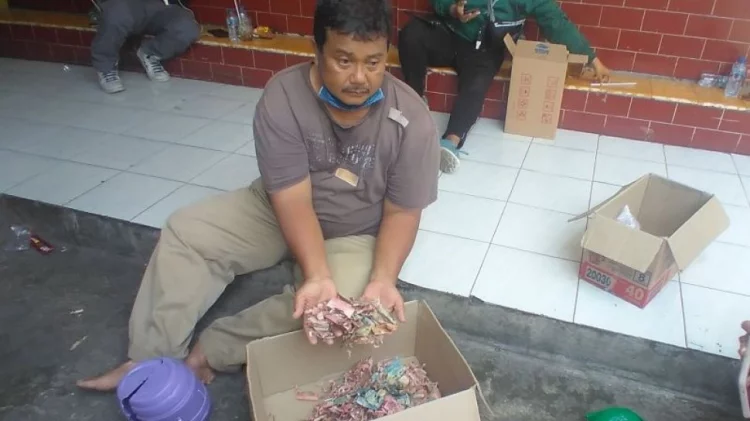 Penjaga Sekolah Nabung Bertahun-tahun untuk Naik Haji, Begitu Celengan Dibuka Uangnya Rusak Dimakan Rayap