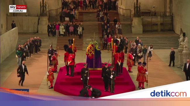 Momen Penjaga Kerajaan Pingsan di Depan Peti Mati Ratu Elizabeth II