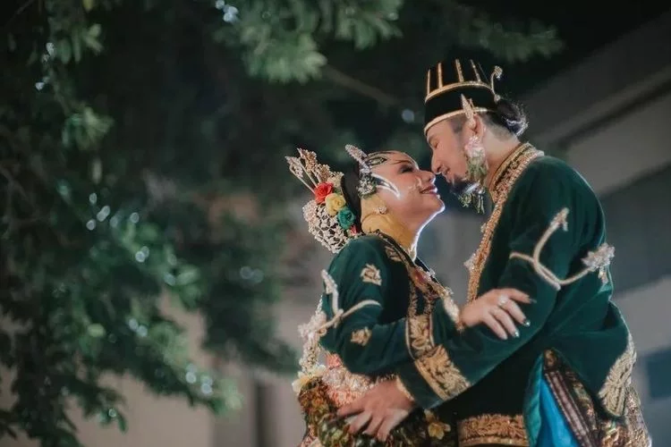 Mengusung 'Nyi Roro Kidul style', beginilah mewah dan sakralnya pernikahan Roro Fitria dan Andre Irawan dulu