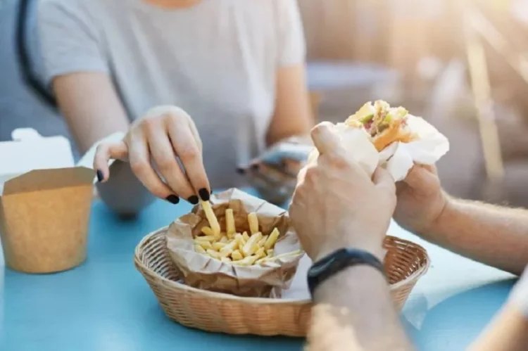 5 Kebiasaan Makan yang Diam-diam Bikin Kolesterol Naik, Hindari