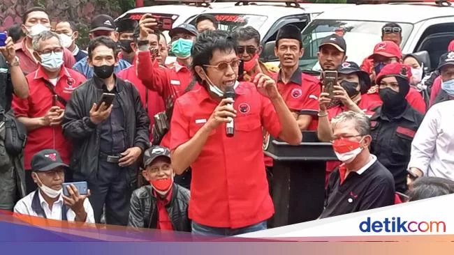 Kepuasan ke Jokowi Anjlok Efek Harga BBM Naik, Adian Bandingkan dengan SBY