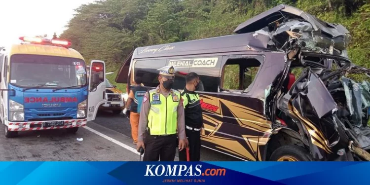 Detik-detik Elf Tabrak Truk Fuso di Tol Bawen-Ungaran hingga Terseret 2 Kilometer, 5 Orang Tewas Halaman all