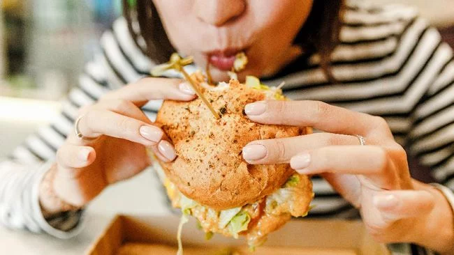 9 Makanan Penyebab Perut Buncit: Ada Roti Tawar dan Rib Eye Steak