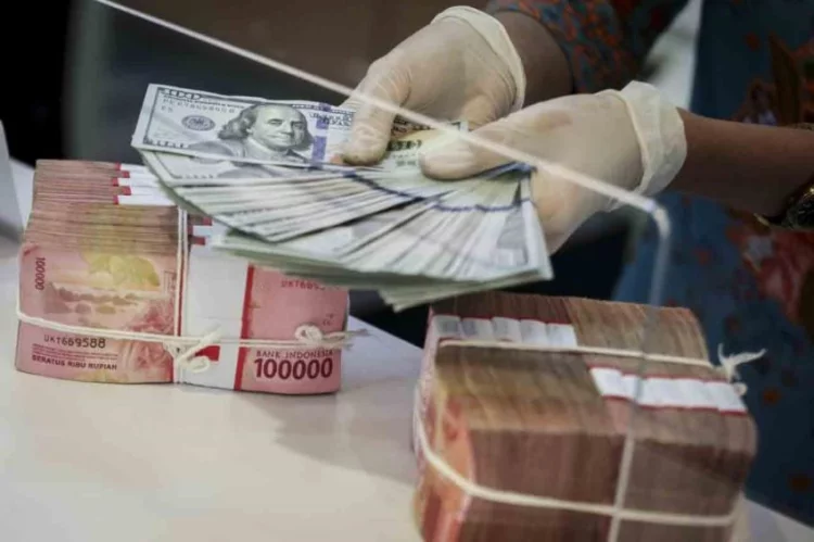 Menguat, Rupiah Hari Ini Ditutup di Rp15.124 per Dolar AS