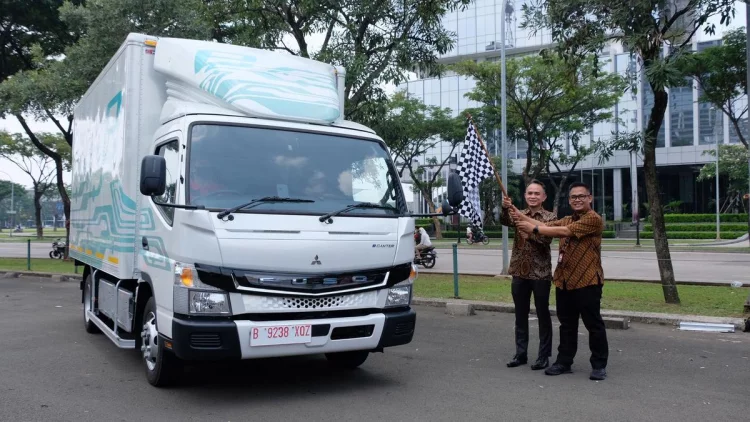 Gandeng B-Log, KTB Lanjutkan Pengujian Truk Listrik eCanter di Indonesia