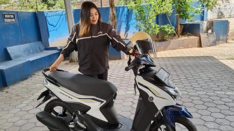 Buat Ladies, Begini Cara yang Benar Pakai Standar Tengah Sepeda Motor