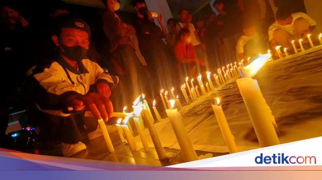 Suporter Bola di Lampung Bakar Lilin atas Peristiwa Kanjuruhan