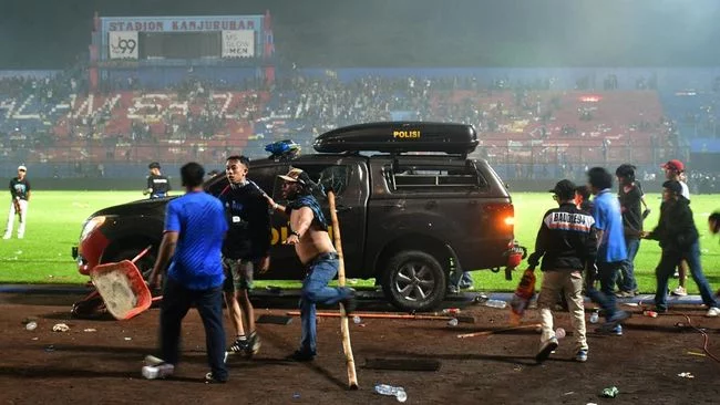 Dalih Polisi Gunakan Gas Air Mata di Stadion Kanjuruhan
