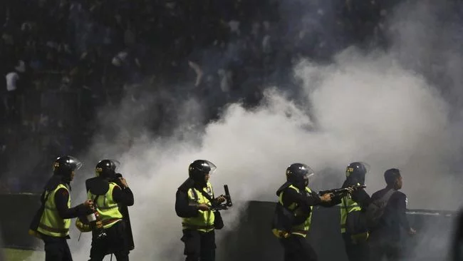 Momen Aremania Mohon Polisi Tak Tembak Gas Air Mata di Kanjuruhan