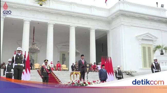 Jokowi Pimpin Upacara HUT TNI di Istana, Megawati-Prabowo Duduk Sebelahan