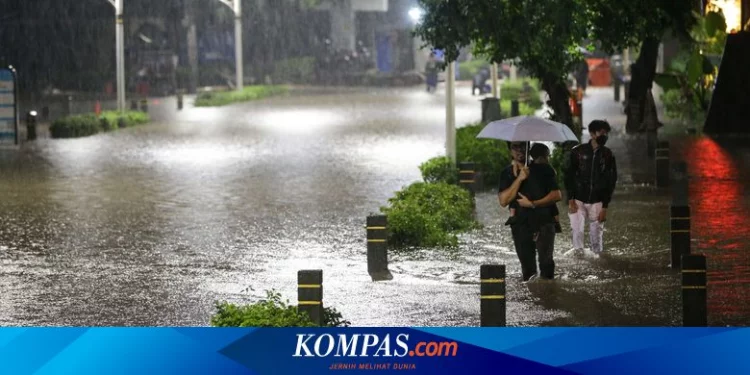 100 Rumah di Kembangan Selatan Terendam Banjir, Warga Mengungsi ke Musala