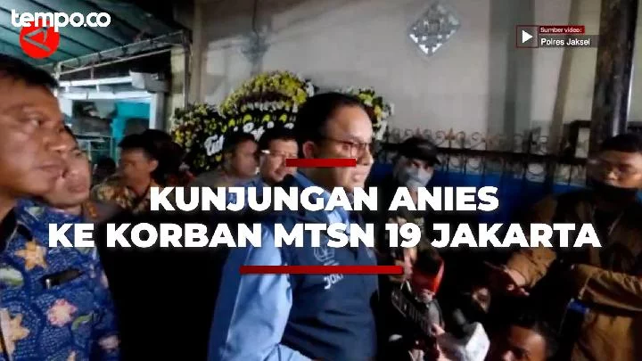Anies Baswedan Genggam Tangan Ibu Siswa MTsN 19 Jakarta Korban Tewas Tembok Ambruk