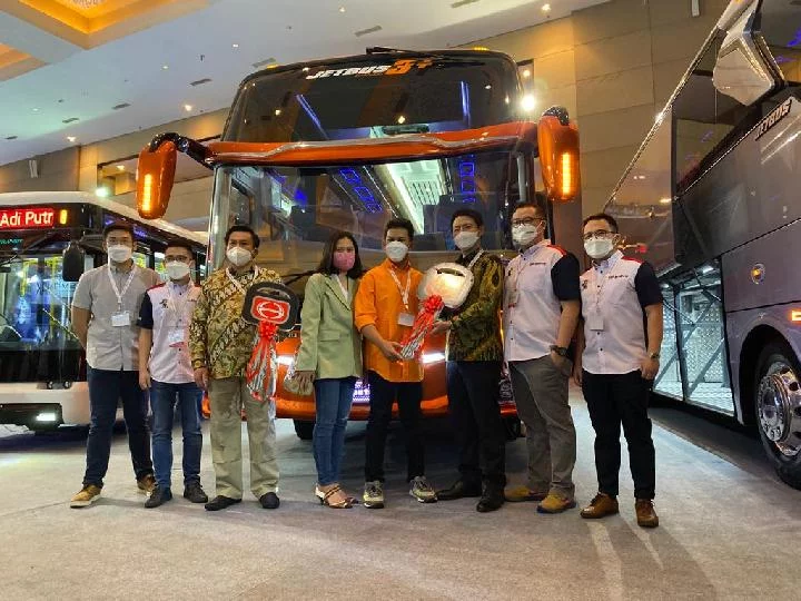 Busworld 2022, Hino Serahkan Bus Pesanan PO Efisiensi dan Subur Jaya