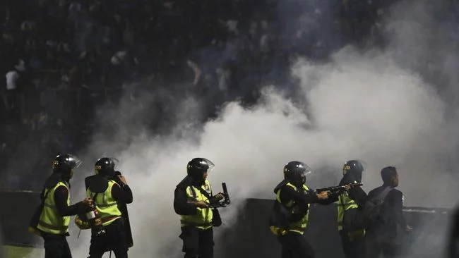 Sebelas Polisi Lepas 11 Tembakan Gas Air Mata di Stadion Kanjuruhan