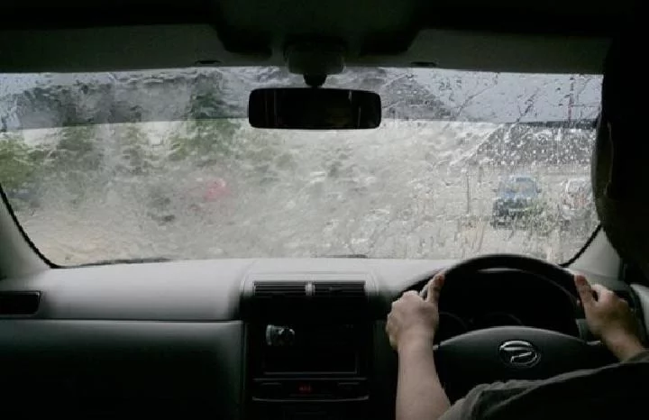 Apakah Mobil Listrik Berbahaya Dikendarai Menembus Hujan Deras?