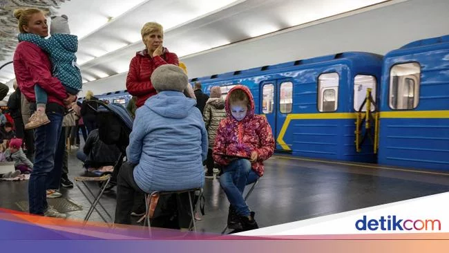 Rudal Rusia Menggila, Warga Kiev Berlindung ke Stasiun Bawah Tanah