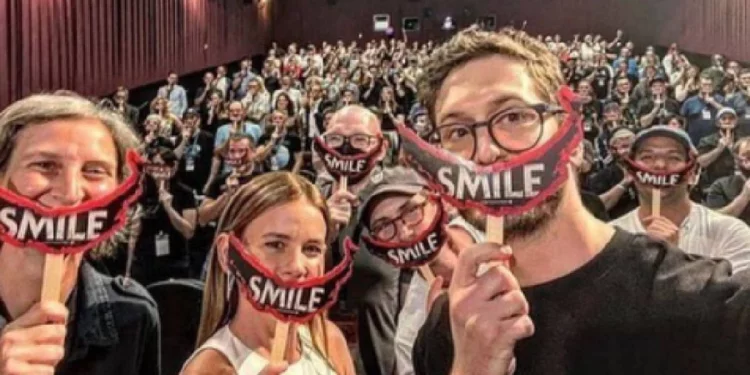 Sederet Fakta dan Sinopsis Film Horor 'SMILE' yang Sedang Viral, Penuh dengan Jumpscare Tak Terduga!